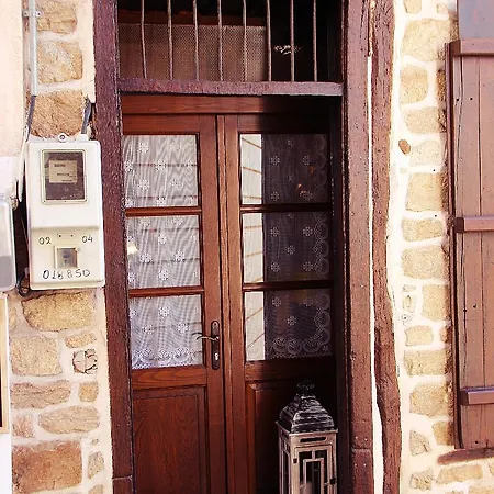 Aristotelis Traditional מלון *